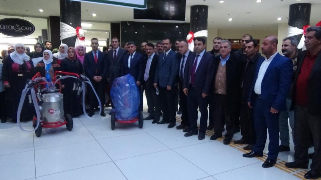 Batman&rsquo;da &ccedil;ift&ccedil;ilere s&uuml;t sağma makineleri verildi