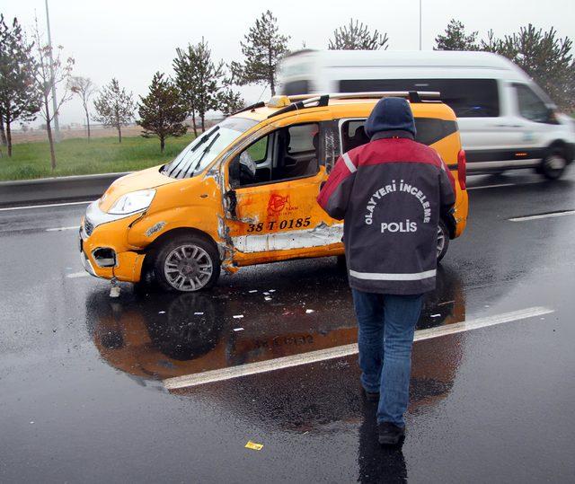 Çarşı izninde taksi çalan 2 er, polisten kaçarken kaza yaptı, yaralandı