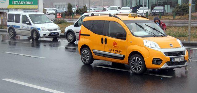 Çarşı izninde taksi çalan 2 er, polisten kaçarken kaza yaptı, yaralandı