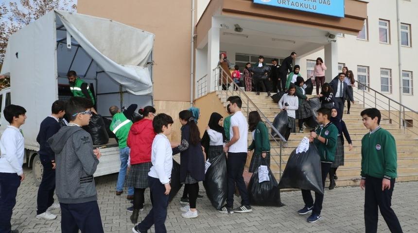 &Ouml;ğrencilerden hayır &ccedil;arşısına kıyafet bağışı