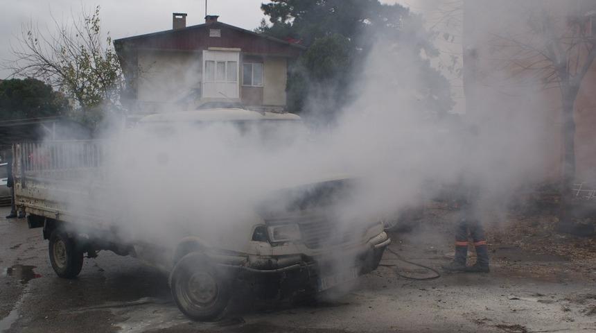 Otoparkta yanan ara&ccedil; kullanılmaz hale geldi