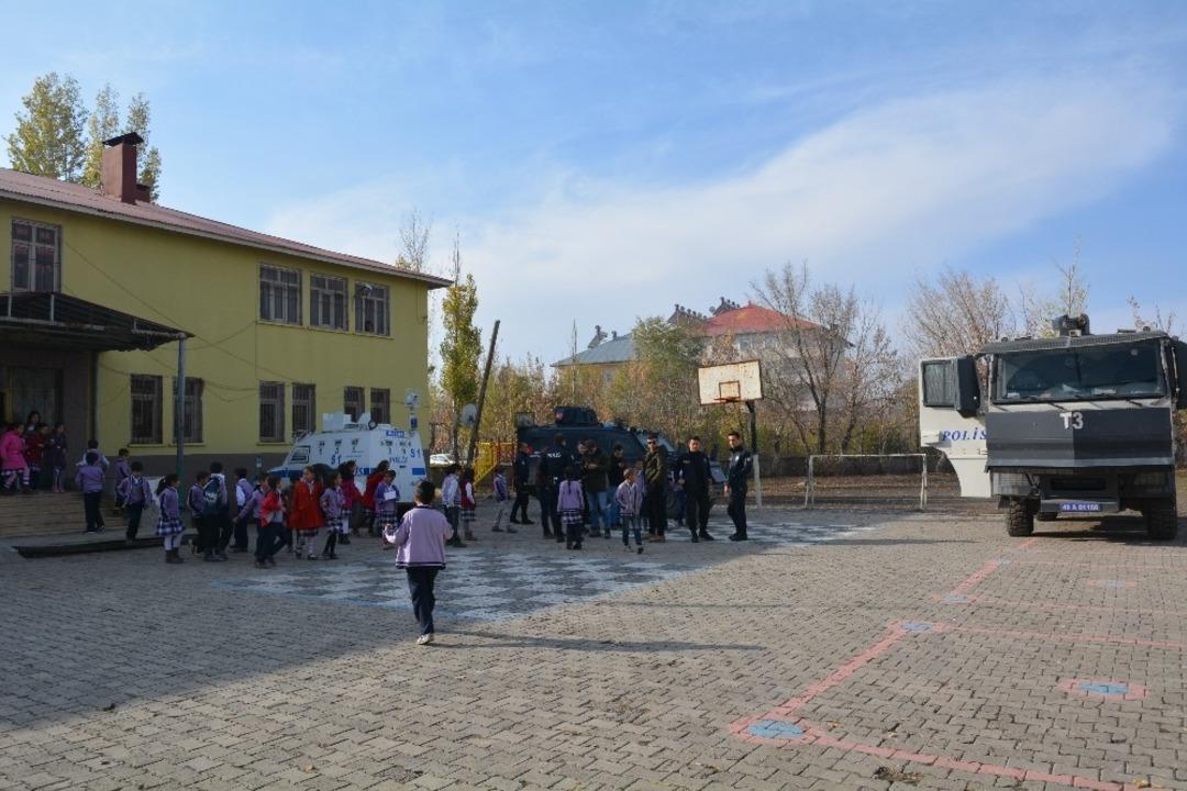 Polisten &ouml;ğrencilere g&uuml;venlik eğitimi