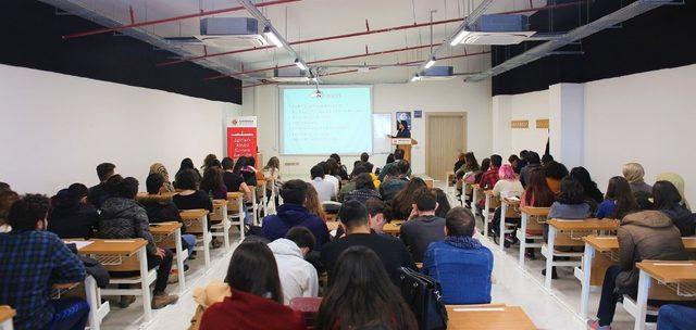 Erkan Gezginci, İzmir Kavram Meslek Yüksekokulu öğrencileriyle buluştu