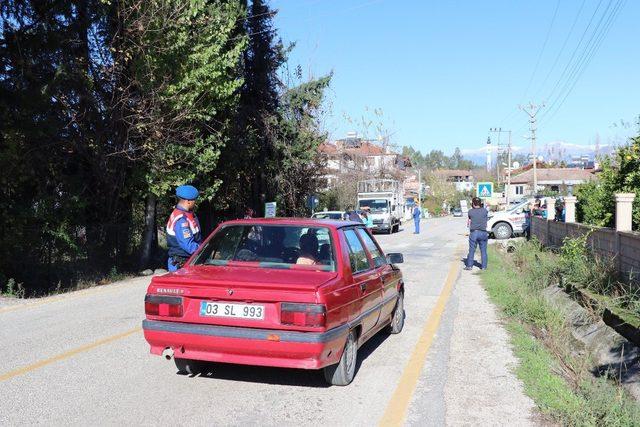 Öğrencilerden sürücüleri afişli uyanı