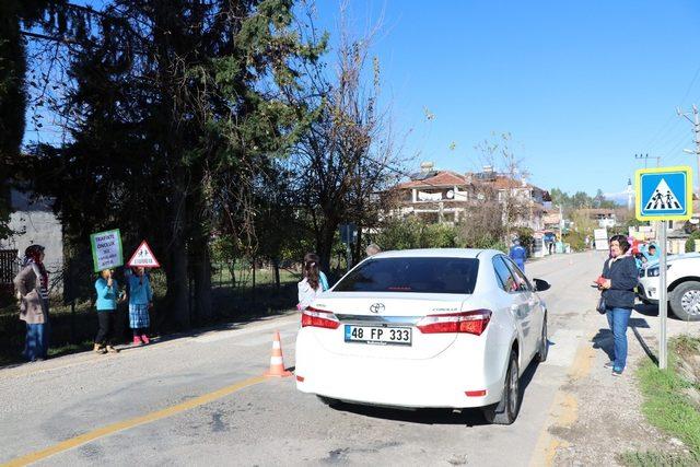 Öğrencilerden sürücüleri afişli uyanı