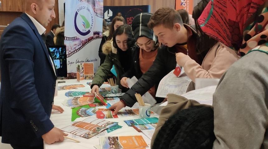 &Uuml;niversite adaylarına yol g&ouml;steriyorlar