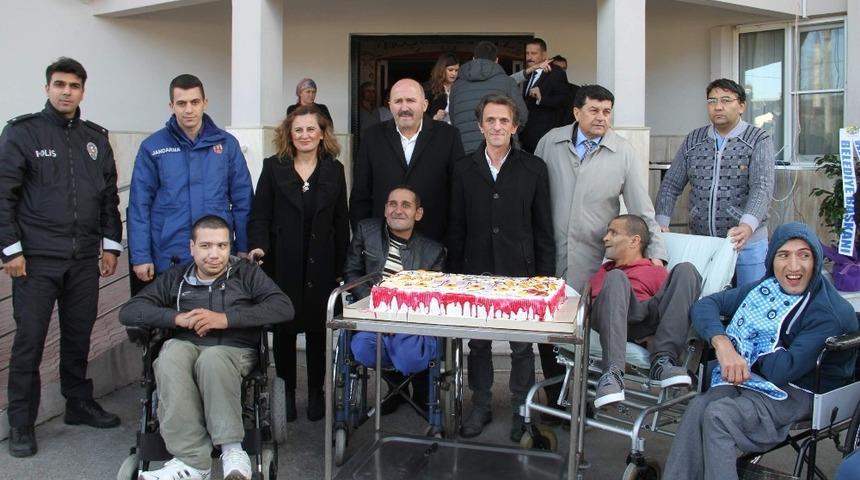 Başkan Ert&uuml;rk engellileri ziyaret etti