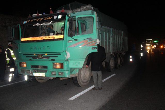 Kütahya’da otomobil kamyona çarptı: 1 ölü, 2 yaralı