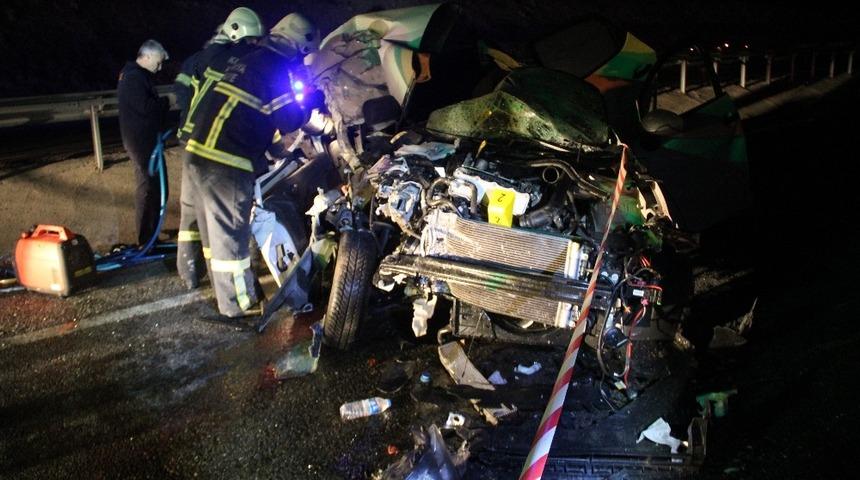 Kütahya’da otomobil kamyona çarptı: 1 ölü, 2 yaralı