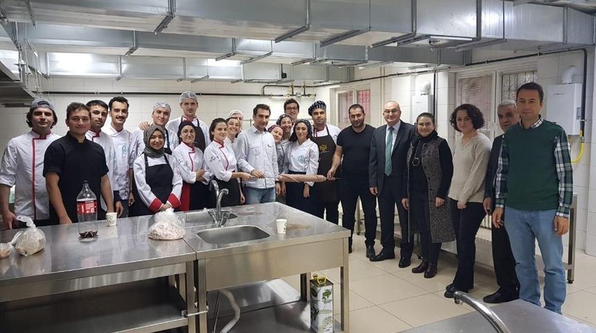 Üniversitede uygulamalı kokoreç eğitimi