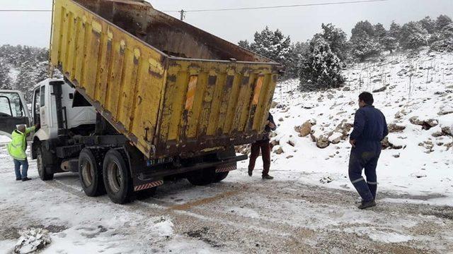 Mersin Büyükşehir Belediyesi ekipleri, Mut’ta karla mücadelesi aralıksız devam ediyor