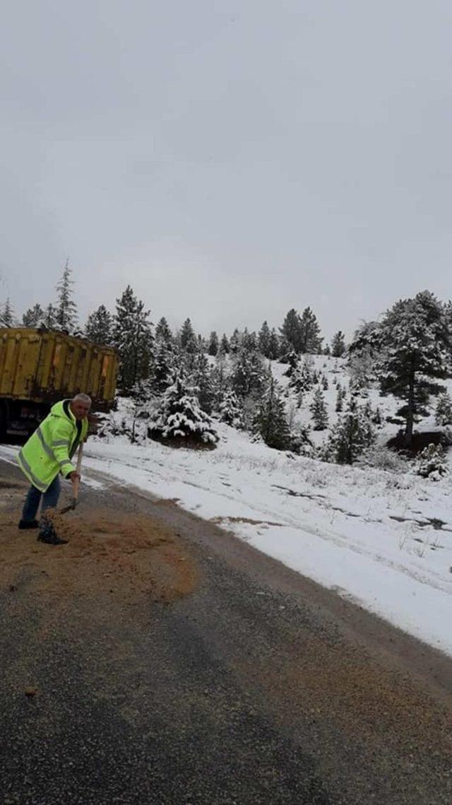 Mersin Büyükşehir Belediyesi ekipleri, Mut’ta karla mücadelesi aralıksız devam ediyor