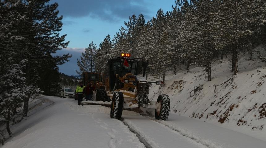 Mersin Büyükşehir Belediyesi ekipleri, Mut’ta karla mücadelesi aralıksız devam ediyor
