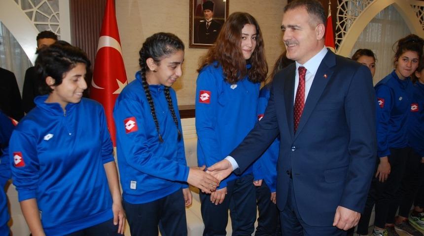 Y&uuml;ksekova Belediyespordan Vali Akbıyık&rsquo;a ziyaret