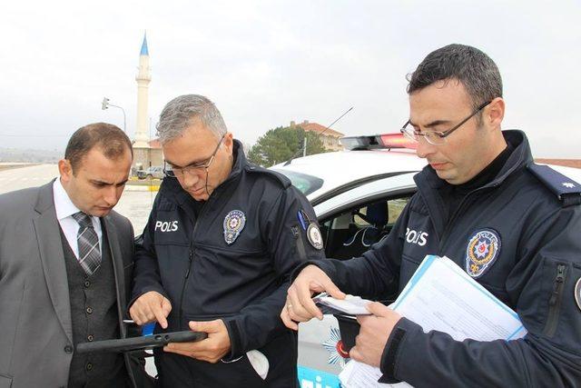 Dumlupınar Kaymakamı trafik denetimine katıldı, sürücüleri uyardı