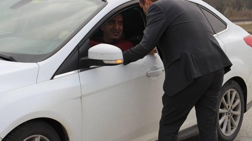 Dumlupınar Kaymakamı trafik denetimine katıldı, s&uuml;r&uuml;c&uuml;leri uyardı