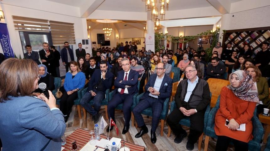 Başkan Fatma Şahin deneyimlerini gen&ccedil;lerle paylaştı