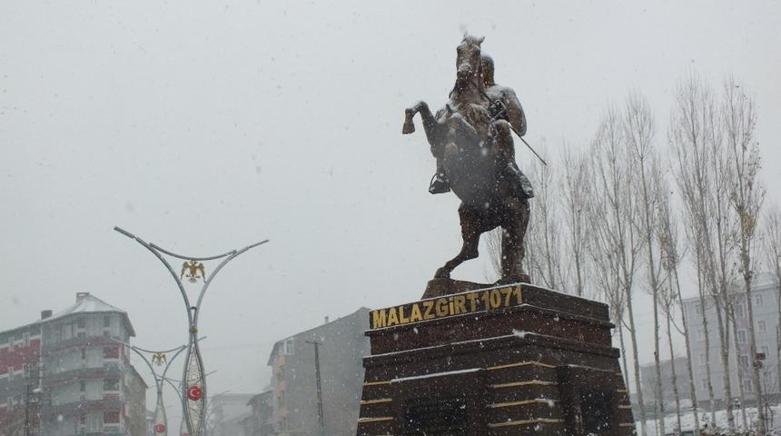 Malazgirt&rsquo;te kar yağışı