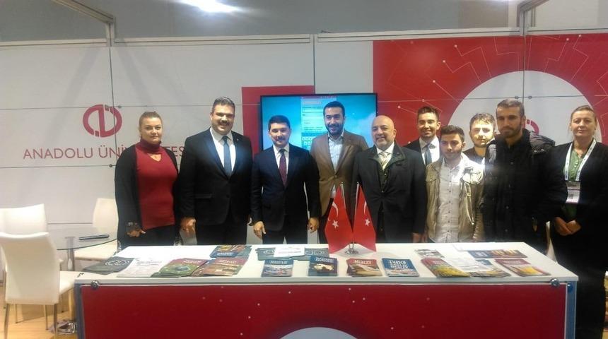 Cumhurbaşkanlığı &Ouml;zel Kalem M&uuml;d&uuml;r&uuml; Hasan Doğan, Anadolu &Uuml;niversitesi standını ziyaret etti