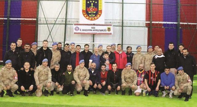 Mehmetçik ile gazeteciler arasında dostluk maçı