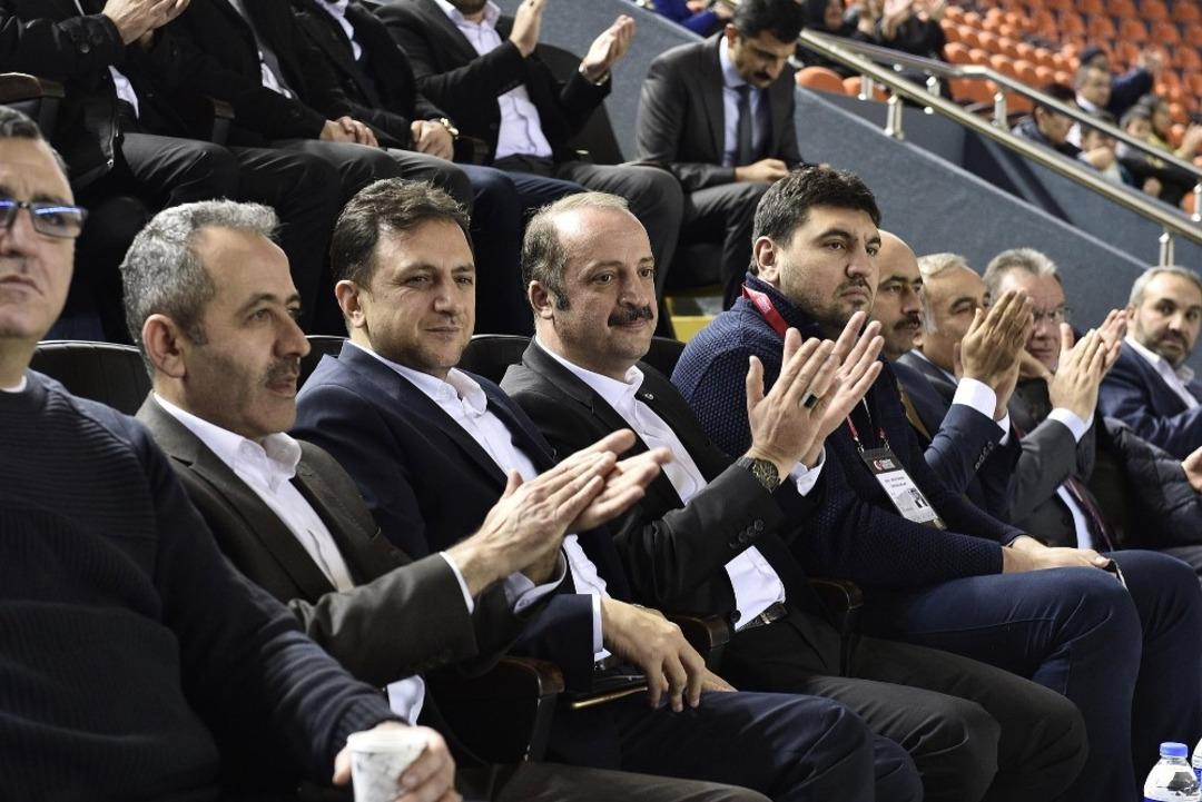 Mamak&rsquo;ın evinde bileği b&uuml;k&uuml;lm&uuml;yor