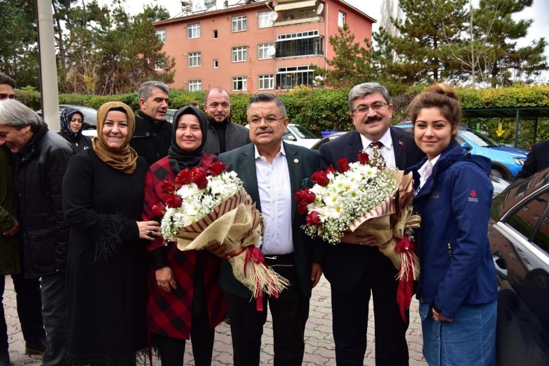 Başkan Can&rsquo;a miting havasına coşkulu karşılama