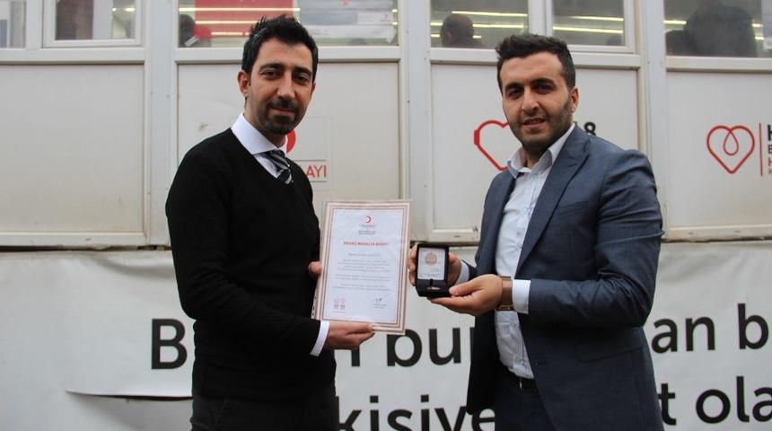 Solhan&rsquo;da d&uuml;zenli kan bağışı yapan 4 kişi madalya verildi