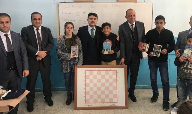 Siirt’te 47 okula kitap ve satranç dağıtıldı