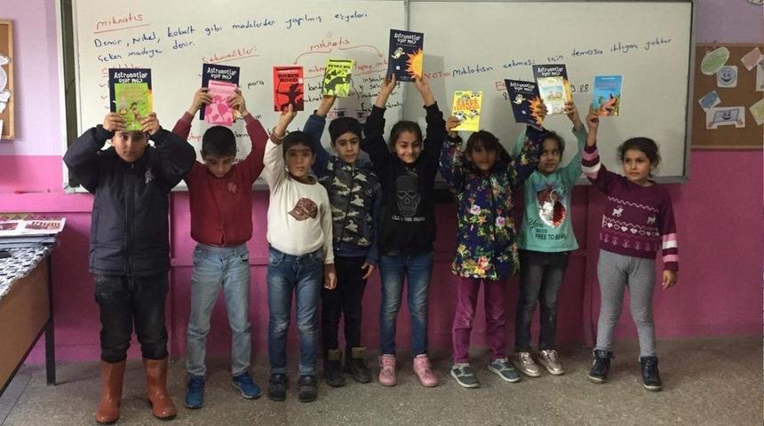 Siirt&rsquo;te 47 okula kitap ve satran&ccedil; dağıtıldı