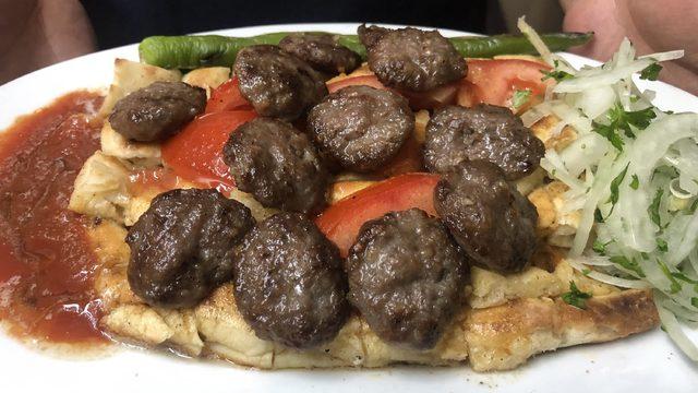Bursa'nın pideli köftesinin lezzeti; kıyma, taş fırın ve tereyağından
