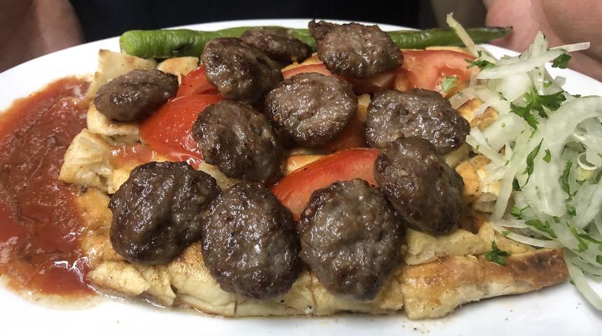 Bursa'nın pideli k&ouml;ftesinin lezzeti; kıyma, taş fırın ve tereyağından