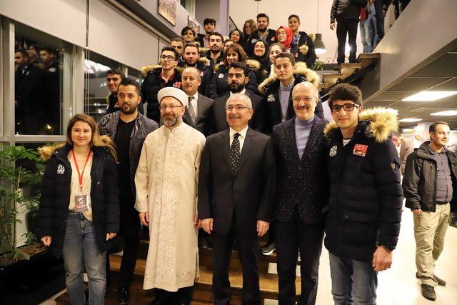 Diyanet İşleri Başkanı Erbaş, Gençlik Merkezi’ni ziyaret etti