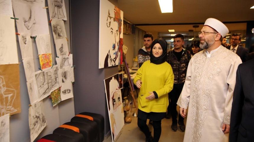 Diyanet İşleri Başkanı Erbaş, Gen&ccedil;lik Merkezi&rsquo;ni ziyaret etti