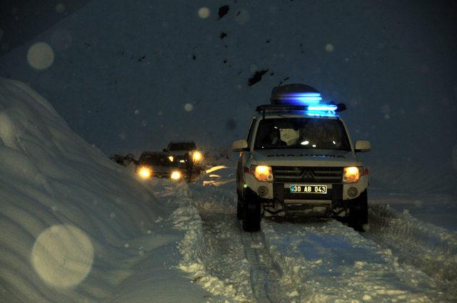 Yüksekova'da kardan kapanan yol açılıp, hastaya ulaşıldı