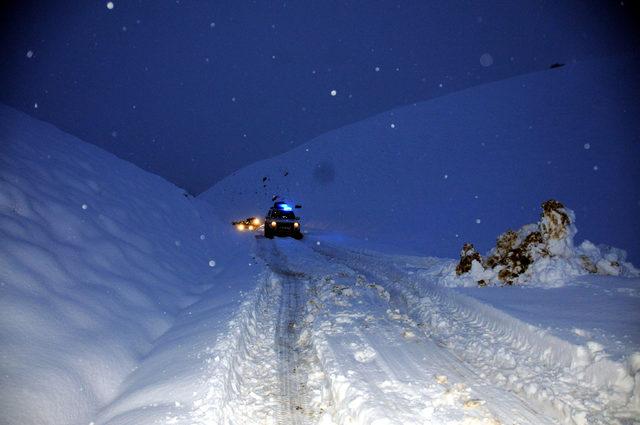 Yüksekova'da kardan kapanan yol açılıp, hastaya ulaşıldı