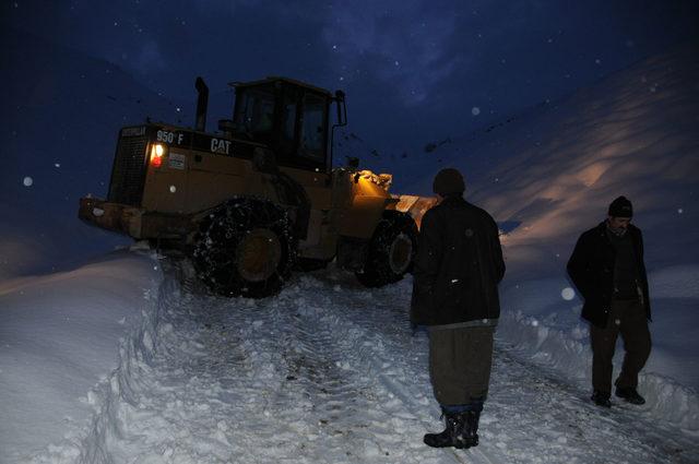 Yüksekova'da kardan kapanan yol açılıp, hastaya ulaşıldı