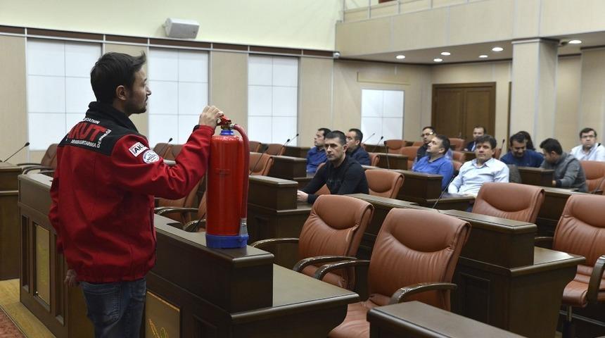 Akut&rsquo;tan belediye personeline &ldquo;Temel Yangın G&uuml;venliği Eğitimi&rdquo;