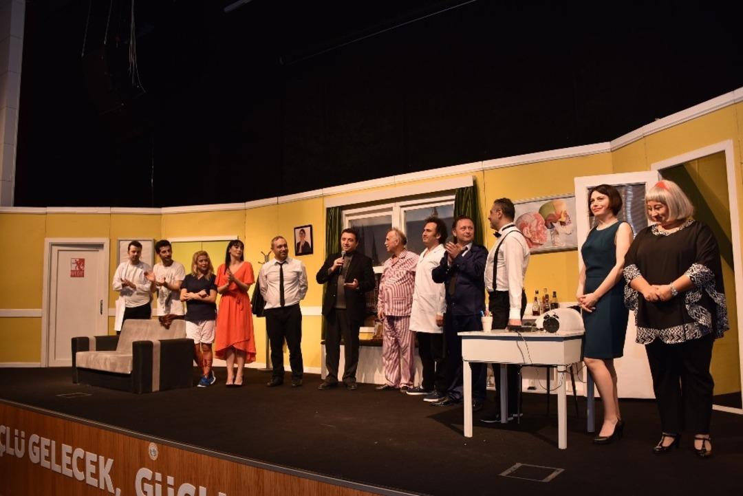 &ldquo;Ka&ccedil; Baba Ka&ccedil;&rdquo; oyunu kahkaha fırtınası estirdi, seyirciler salona sığmadı