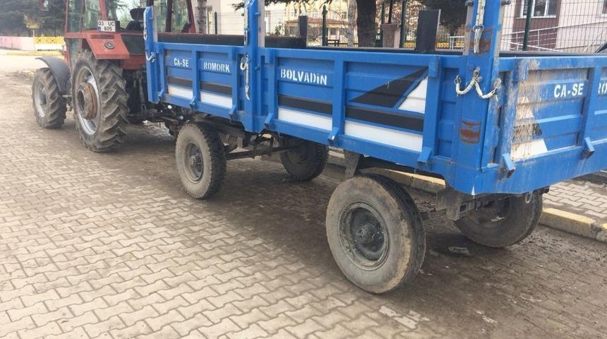 &Ccedil;iftlikten trakt&ouml;r r&ouml;morku &ccedil;alan şahıs yakalandı