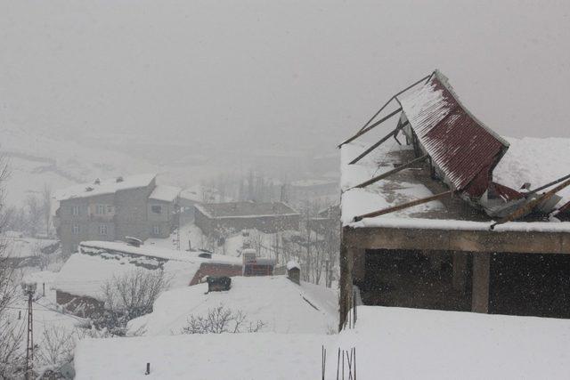 Karın ağırlığına dayanamayan çatı çöktü