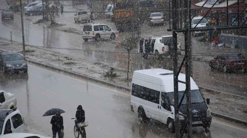 Y&uuml;ksekova&rsquo;da kar yağışı