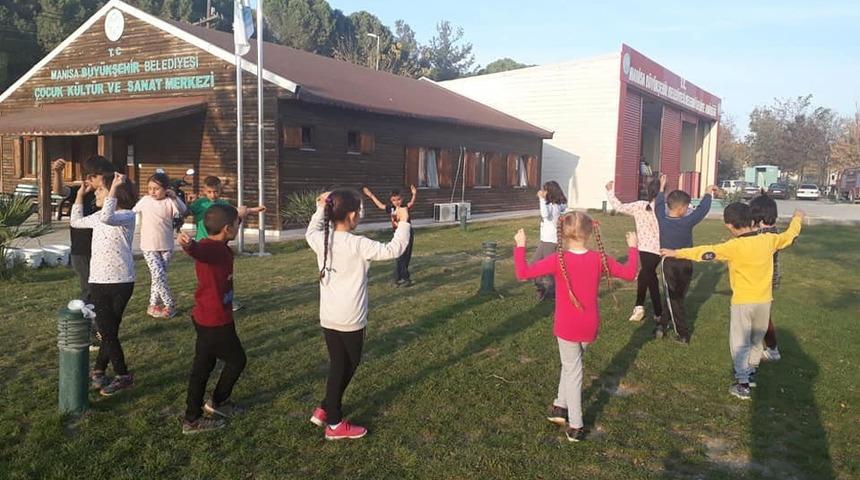 Selendili &ccedil;ocuklar eğlenerek &ouml;ğreniyor