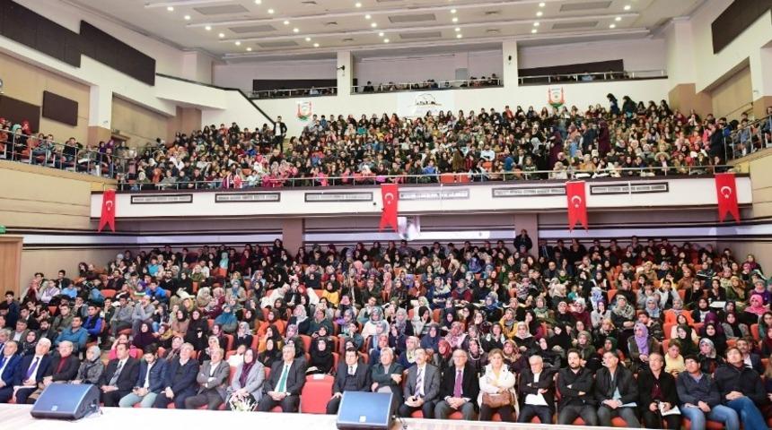 Değişen dünya ve gençlik konferansı yoğun ilgi gördü