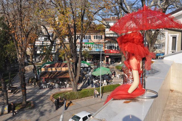 Çatıya konulan gelinlikli cansız manken panik yaşattı