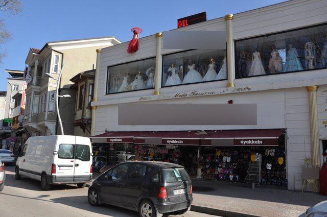 Çatıya konulan gelinlikli cansız manken panik yaşattı