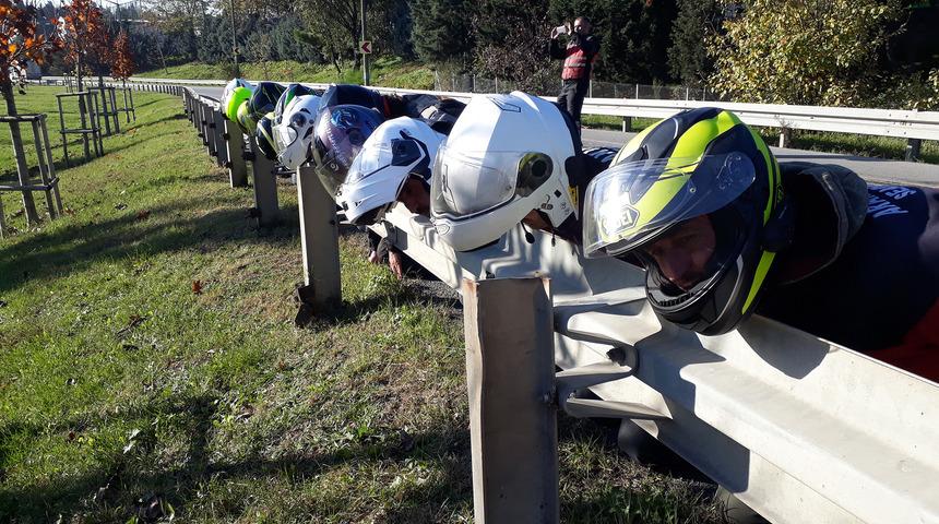 Motosiklet s&uuml;r&uuml;c&uuml;lerinin "katil bariyer istemiyoruz" eylemi