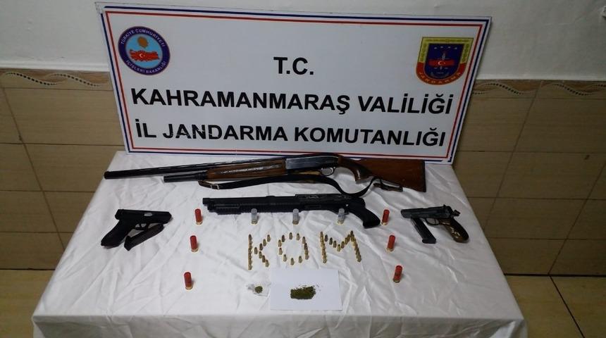 Eğlence merkezinde ruhsatsız silah ele ge&ccedil;irildi