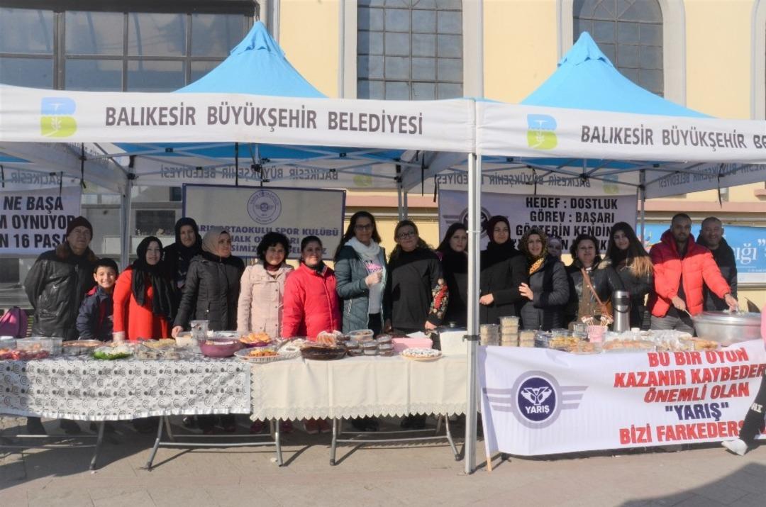 Halk oyunları g&ouml;sterileri kermese renk kattı