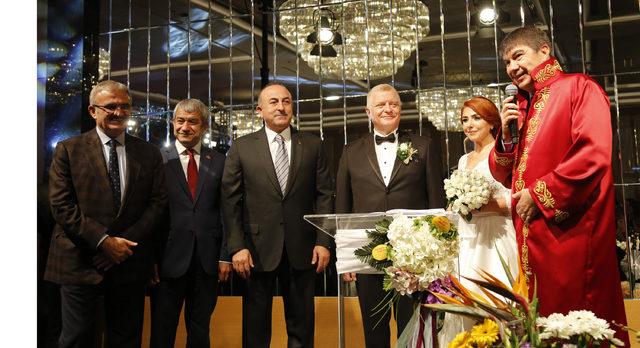 Bakan &Ccedil;avuşoğlu, Antalya da nikah t&ouml;renine katıldı 2
