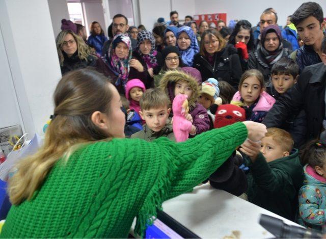 Oyuncaklarını verdiler, oyun biletlerini aldılar